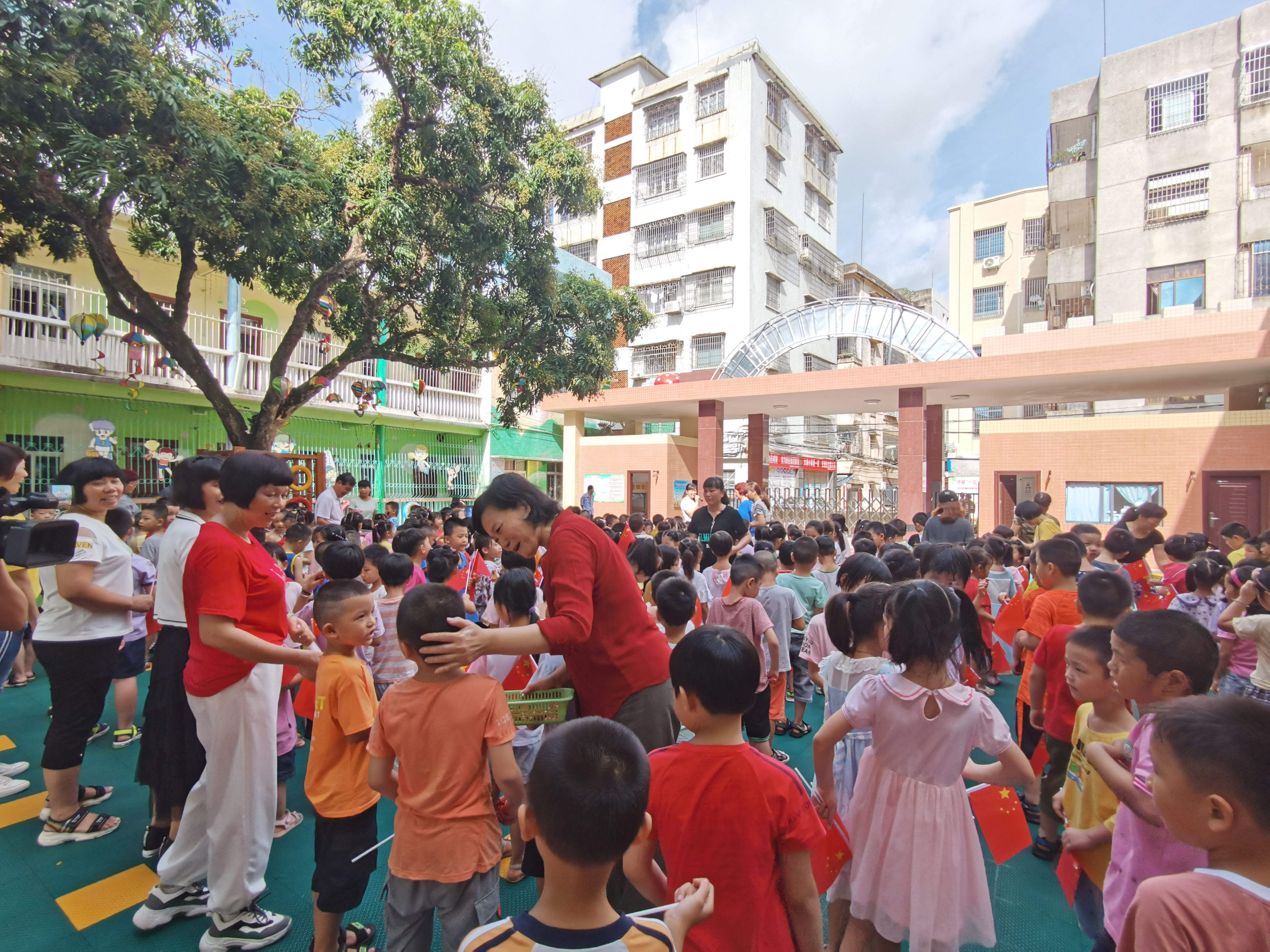 卜小明給二幼的孩子們送上糖果餅干.jpg