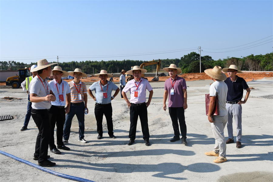 （人大代表們視察下六振興文化廣場建設(shè)項(xiàng)目）.jpg