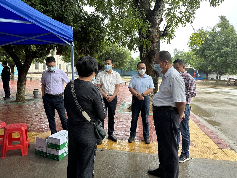 3樂民鎮(zhèn)黨委書記譚彤煜，黨委副書記、鎮(zhèn)長陳秋強到核酸檢測現(xiàn)場指導(dǎo)工作.jpg