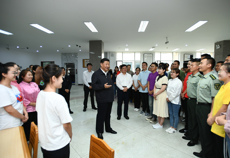 7月15日至16日，中共中央總書記、國(guó)家主席、中央軍委主席習(xí)近平在內(nèi)蒙古考察并指導(dǎo)開(kāi)展“不忘初心、牢記使命”主題教育。這是16日上午，習(xí)近平在內(nèi)蒙古大學(xué)圖書館同學(xué)生們親切交談，勉勵(lì)他們志存高遠(yuǎn)、腳踏實(shí)地、發(fā)奮圖強(qiáng)。