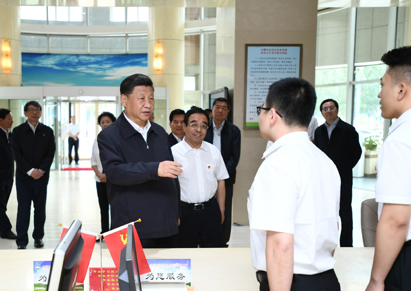 7月15日至16日，中共中央總書記、國(guó)家主席、中央軍委主席習(xí)近平在內(nèi)蒙古考察并指導(dǎo)開(kāi)展“不忘初心、牢記使命”主題教育。這是16日上午，習(xí)近平在內(nèi)蒙古自治區(qū)自然資源廳自然資源政務(wù)大廳同工作人員交談，了解開(kāi)展主題教育和落實(shí)便捷高效政務(wù)服務(wù)等情況。