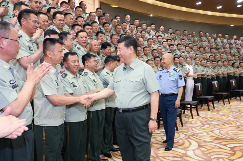 7月15日至16日，中共中央總書記、國(guó)家主席、中央軍委主席習(xí)近平在內(nèi)蒙古考察并指導(dǎo)開(kāi)展“不忘初心、牢記使命”主題教育。這是16日上午，習(xí)近平在呼和浩特親切接見(jiàn)駐內(nèi)蒙古部隊(duì)副師職以上領(lǐng)導(dǎo)干部和團(tuán)級(jí)單位主官，代表黨中央和中央軍委向駐內(nèi)蒙古部隊(duì)全體官兵致以誠(chéng)摯問(wèn)候。