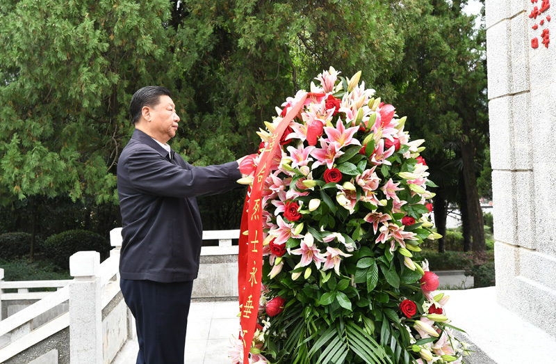 　　9月16日至18日，中共中央總書記、國(guó)家主席、中央軍委主席習(xí)近平在河南考察。這是16日下午，習(xí)近平來(lái)到位于信陽(yáng)市新縣的鄂豫皖蘇區(qū)首府烈士陵園，瞻仰革命烈士紀(jì)念碑，向革命先烈敬獻(xiàn)花籃。 新華社記者 謝環(huán)馳 攝