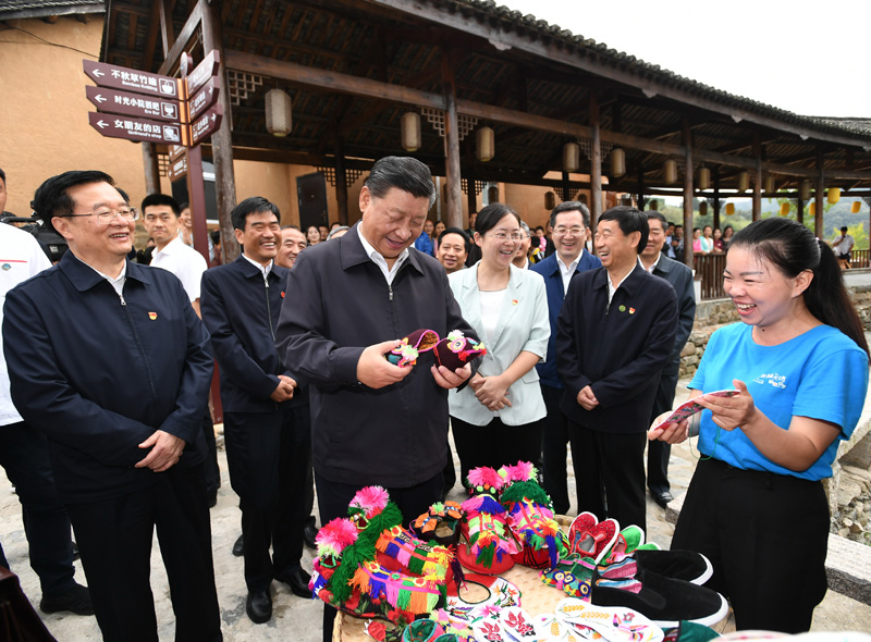 　　9月16日至18日，中共中央總書記、國(guó)家主席、中央軍委主席習(xí)近平在河南考察。這是16日下午，習(xí)近平在信陽(yáng)市新縣田鋪鄉(xiāng)田鋪大塆考察調(diào)研。 新華社記者 謝環(huán)馳 攝