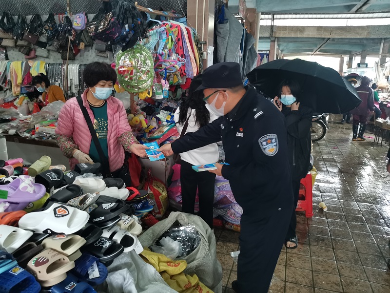 5 民警為群眾派發(fā)禁毒宣傳手冊.jpg