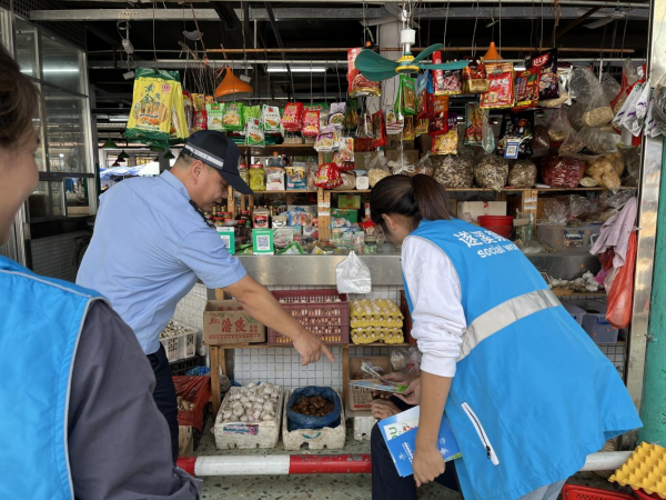 3港門派出所民警向商戶講解反邪知識(shí).png