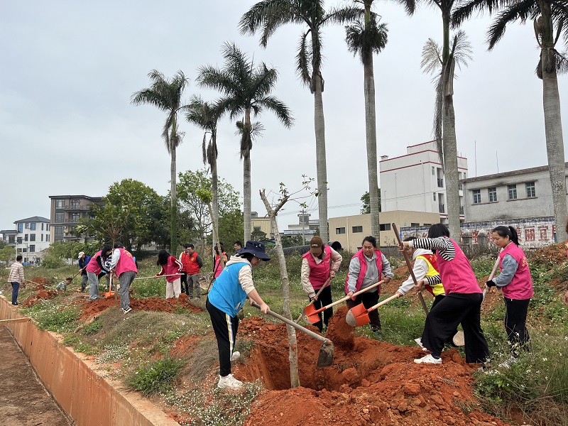 圖4：志愿者在在調(diào)神村植樹點(diǎn)植樹.jpg