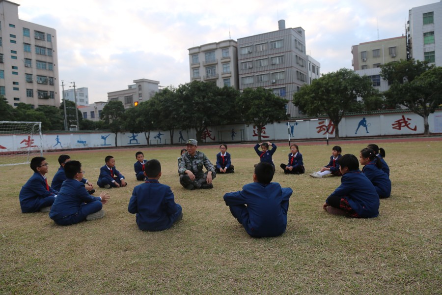 2019年12月17日到遂溪縣第四小學(xué)給同學(xué)們上國(guó)防教育課2.JPG